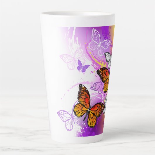 Monarch Butterflies on Purple Background Milchtasse (Vorderseite)