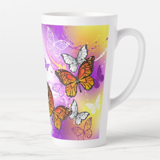 Monarch Butterflies on Purple Background Milchtasse (Rechts)