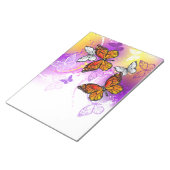 Monarch Butterflies on Purple Background Notizblock (angewinkelt)