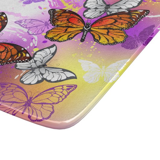 Monarch Butterflies on Purple Background Schneidebrett (Ecke)