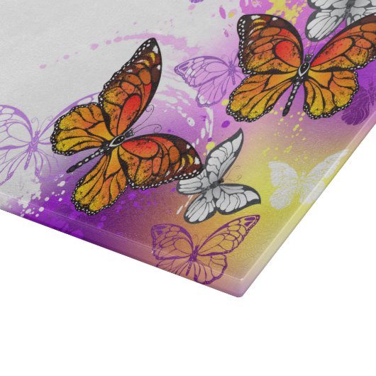Monarch Butterflies on Purple Background Schneidebrett (Ecke)