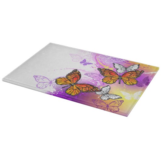 Monarch Butterflies on Purple Background Schneidebrett (Ecke)