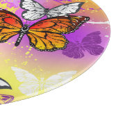 Monarch Butterflies on Purple Background Schneidebrett (Ecke)