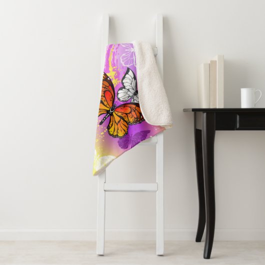 Monarch Butterflies on Purple Background Sherpadecke (Beispiel)