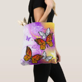 Monarch Butterflies on Purple Background Tasche (Von Nahem)