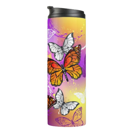 Monarch Butterflies on Purple Background Thermosbecher (Nach rechts gedreht)