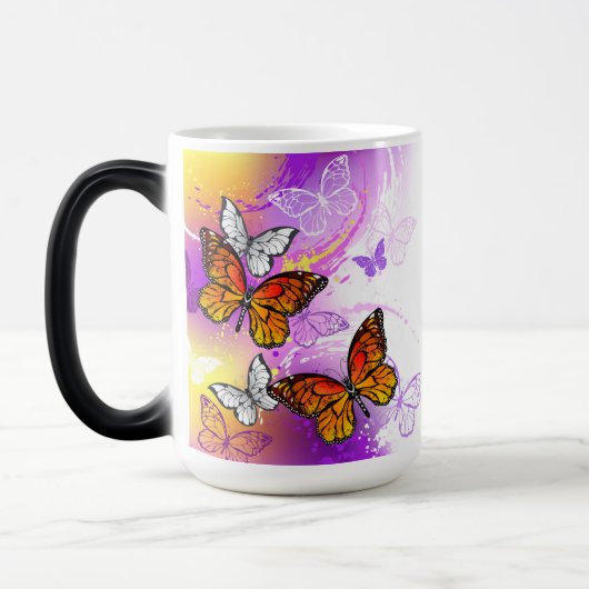 Monarch Butterflies on Purple Background Verwandlungstasse (Links)