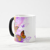 Monarch Butterflies on Purple Background Verwandlungstasse (Vorderseite Links)