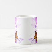 Monarch Butterflies on Purple Background Verwandlungstasse (Mittel)