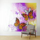 Monarch Butterflies on Purple Background Wandteppich (Beispiel (Horizontal))