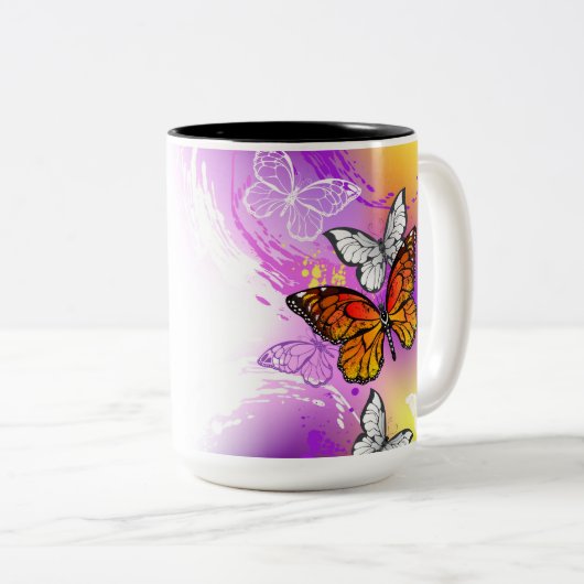 Monarch Butterflies on Purple Background Zweifarbige Tasse (VorderseiteRechts)