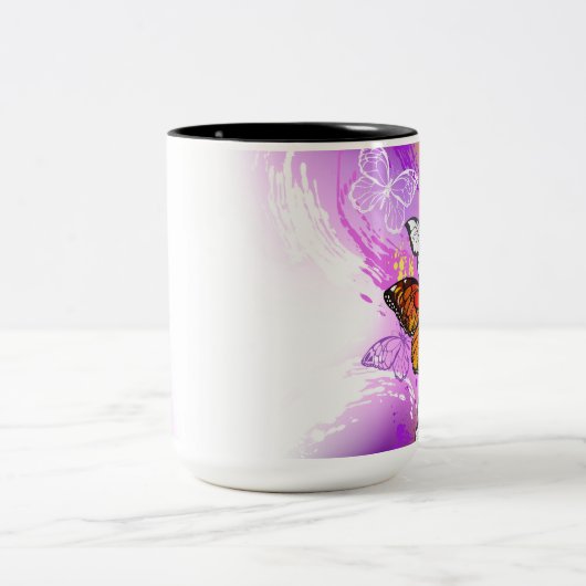 Monarch Butterflies on Purple Background Zweifarbige Tasse (Mittel)