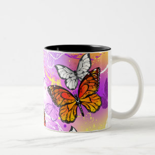Monarch Butterflies on Purple Background Zweifarbige Tasse