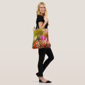 Monarch Butterfly Auf Blume Nah Tasche (Am Model)