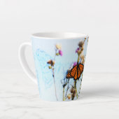 Monarch Butterfly auf dem Lila Thistle Bush Milchtasse (Linke Ecke)
