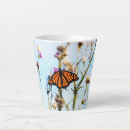 Monarch Butterfly auf dem Lila Thistle Bush Milchtasse