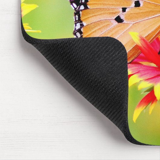 Monarch Butterfly auf der Blume Rot und Gelb Mousepad (Ecke)