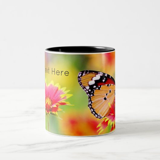 Monarch Butterfly auf der Blume Rot und Gelb Zweifarbige Tasse (Mittel)