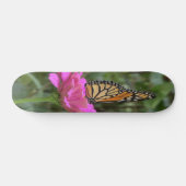 Monarch Butterfly auf der Hübschen rosa Zinnia-Blu Skateboard (Horizontal)