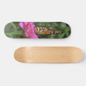 Monarch Butterfly auf der Hübschen rosa Zinnia-Blu Skateboard (Horizontal)