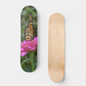Monarch Butterfly auf der Hübschen rosa Zinnia-Blu Skateboard (Vorderseite)