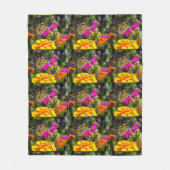 Monarch Butterfly auf der Pink-Marigold-Blume Fleecedecke (Vorderseite)