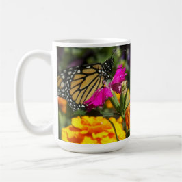 Monarch Butterfly auf der Pink-Marigold-Blume Kaffeetasse