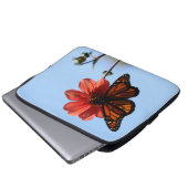 Monarch Butterfly auf einem Dahlia Laptopschutzhülle (Vorne Knopf)