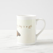 Monarch Butterfly auf falscher Sonnenblume Inspira Porzellantasse (Rechts)