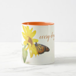 Monarch Butterfly auf gelber Blume Inspiration Tasse