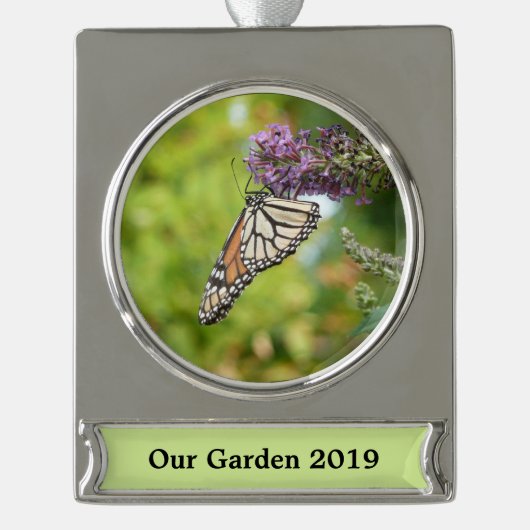 Monarch Butterfly auf Lila Schmetterling Bush Banner-Ornament Silber (Vorderseite)