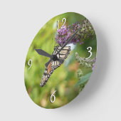 Monarch Butterfly auf Lila Schmetterling Bush Runde Wanduhr (Winkel)