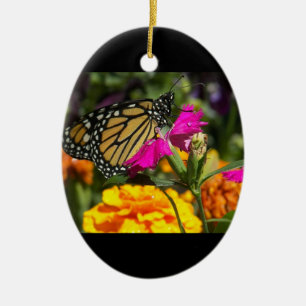 Monarch Butterfly auf rosa marigold-ovalen Ornamen Keramik Ornament