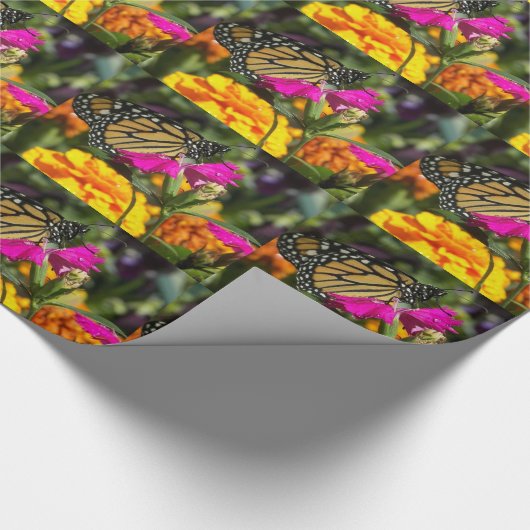 Monarch Butterfly auf rosa Marigold-Papier Geschenkpapier (Ecke)