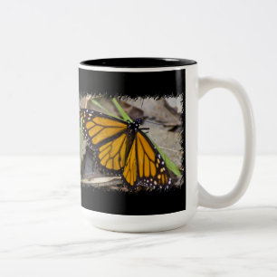 Monarch Butterfly auf schwarz Zweifarbige Tasse