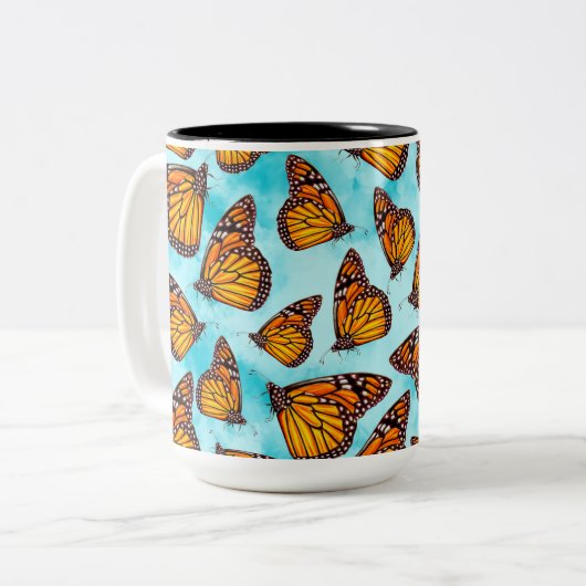 Monarch Butterfly Illustration über Wolken Zweifarbige Tasse (Vorderseite Links)