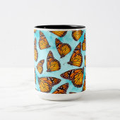 Monarch Butterfly Illustration über Wolken Zweifarbige Tasse (Mittel)