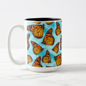 Monarch Butterfly Illustration über Wolken Zweifarbige Tasse (Links)