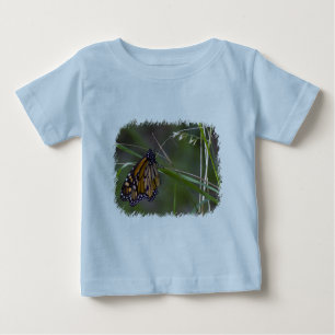 Monarch Butterfly im Gras Baby T-shirt