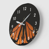 Monarch Butterfly im Schlüssel von Orange Große Wanduhr (Winkel)