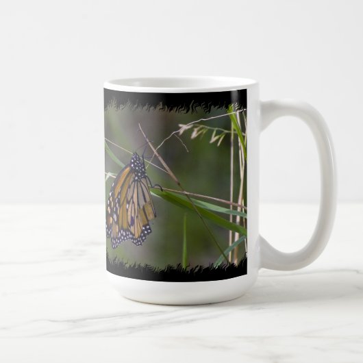Monarch Butterfly in der Grasschwarzen Grenze Kaffeetasse (Rechts)