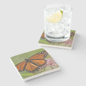 Monarch Butterfly-Männchen auf Sumpf-Milkweed Steinuntersetzer (Seitenansicht)