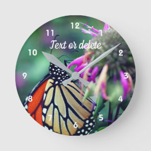 Monarch Butterfly On Flower Personalized Runde Wanduhr