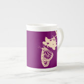 Monarch Butterfly-Silhouette gegen Lila Porzellantasse (Vorderseite Rechts)