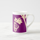 Monarch Butterfly-Silhouette gegen Lila Porzellantasse (Rechts)