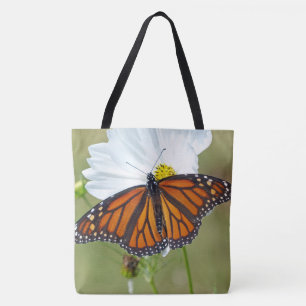 Monarch Butterfly über den Kosmos Tasche