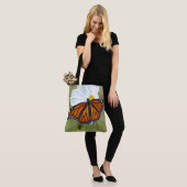 Monarch Butterfly über den Kosmos Tasche (Am Model)