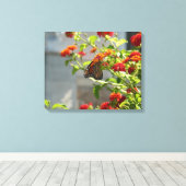 Monarch Butterfly über den Roten Schmetterling Bus Leinwanddruck (Insitu (Holzboden))