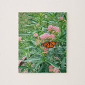 Monarch Butterfly über die Milkweed Puzzle (Vertikal)