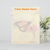 Monarch Butterfly über Zinnia Briefkopf (Stehend Vorderseite)